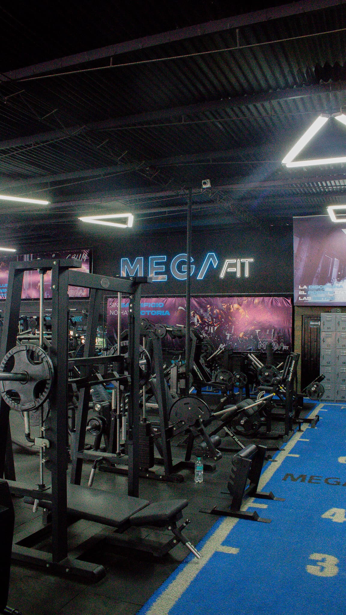 Piso de entrenamiento Mega Fit Cúcuta con letrero neón