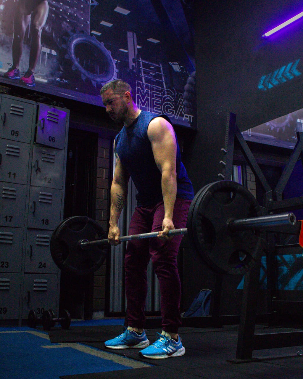 Atleta levantando peso muerto en Mega Fit