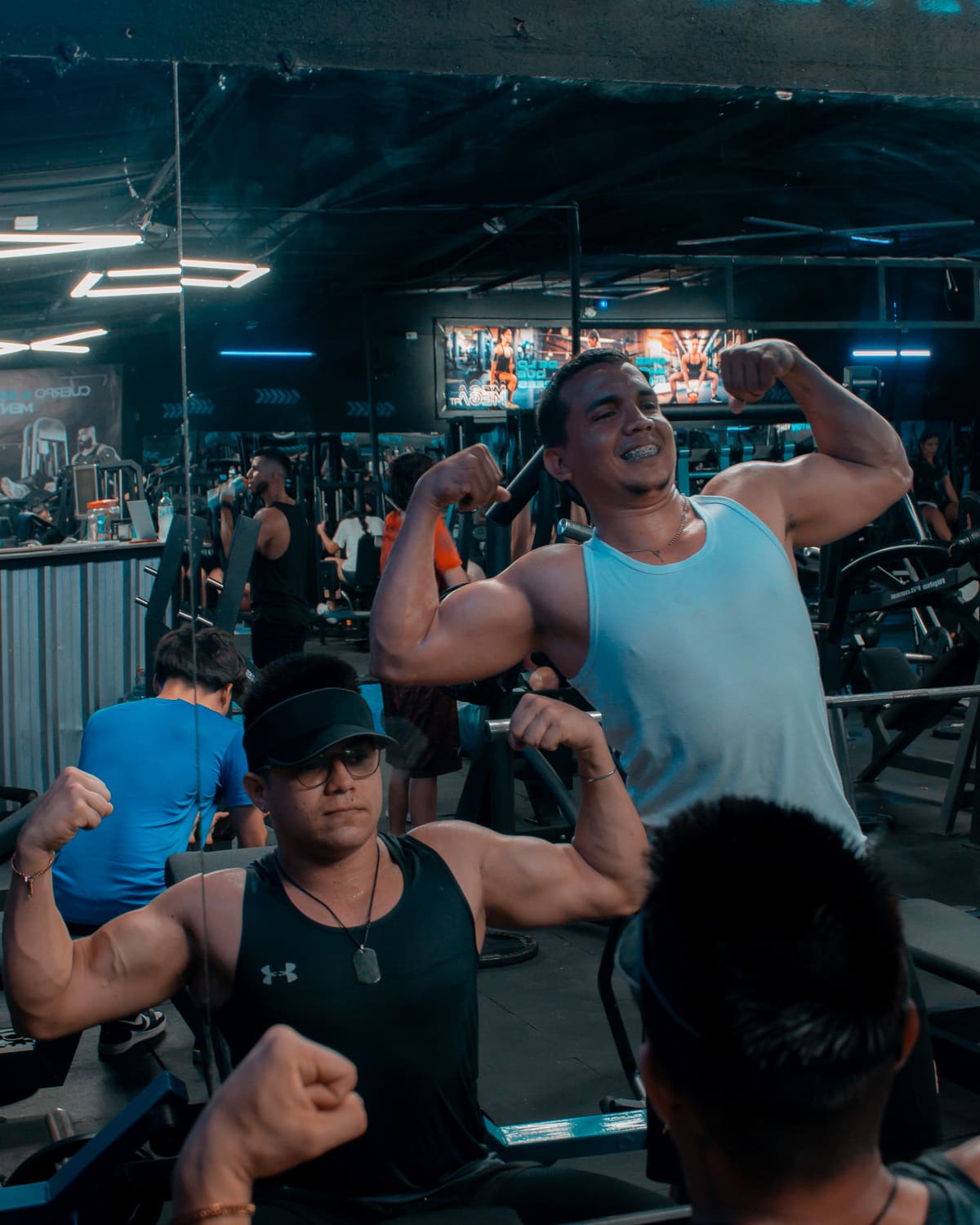 Grupo de atletas entrenando en Mega Fit