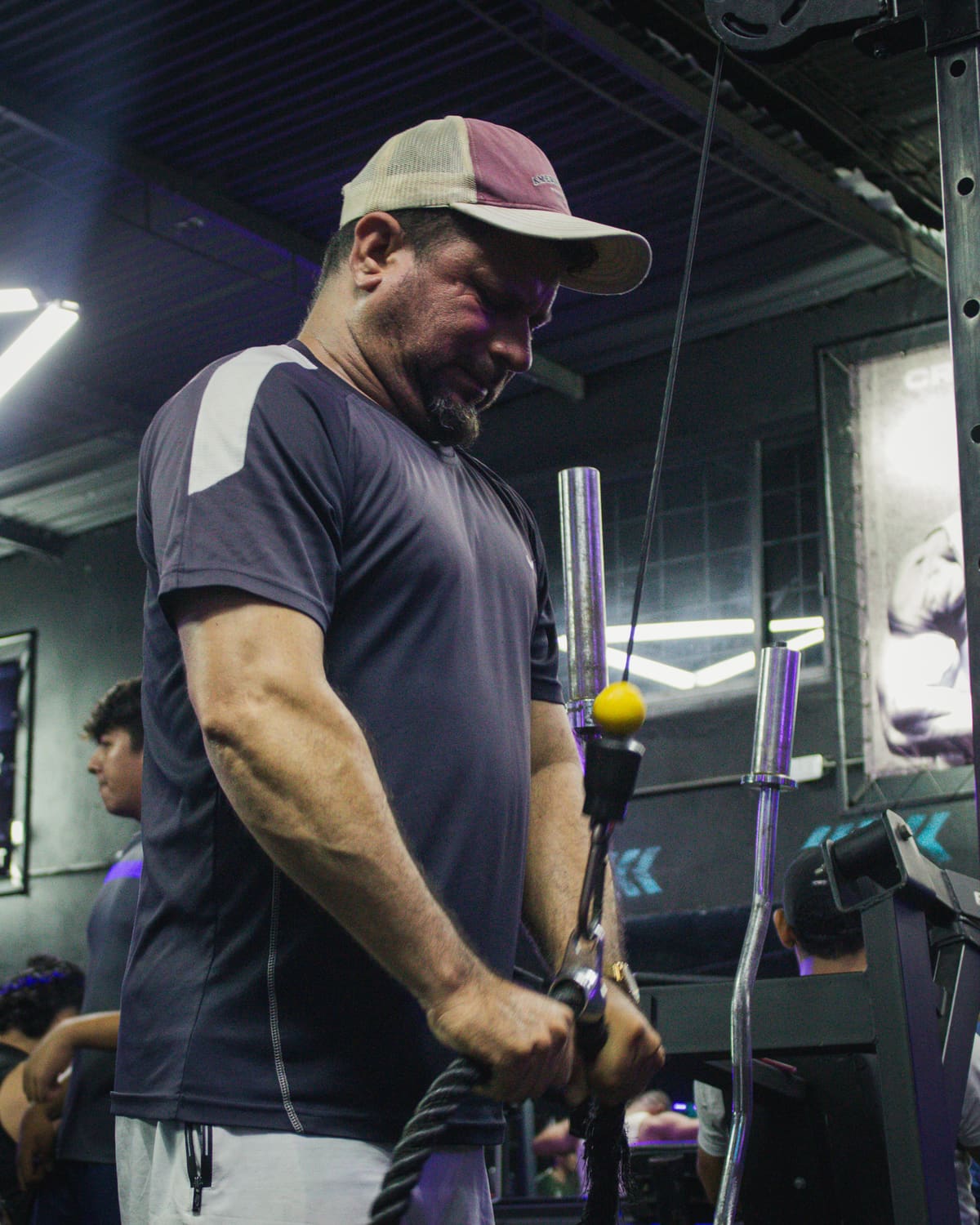 Atleta realizando curl de bíceps en polea